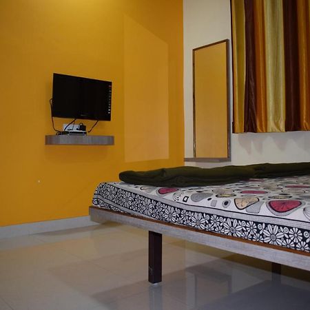 Vrundavan Hotel And Lodging Akalkot Eksteriør billede