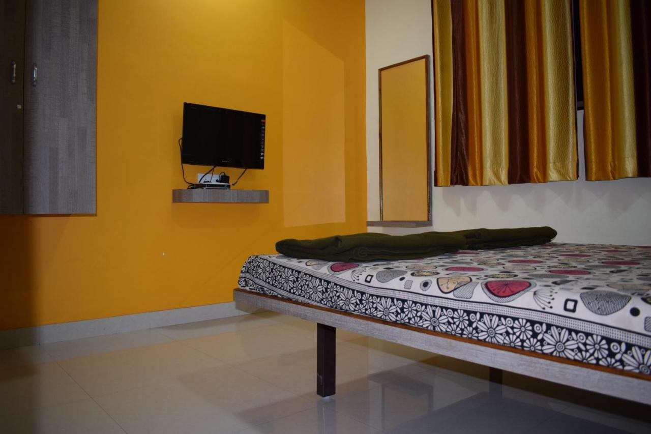 Vrundavan Hotel And Lodging Akalkot Eksteriør billede